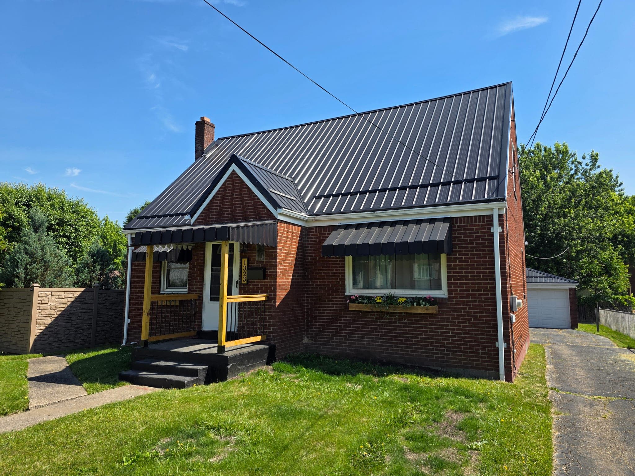 Listing exterior in daylight